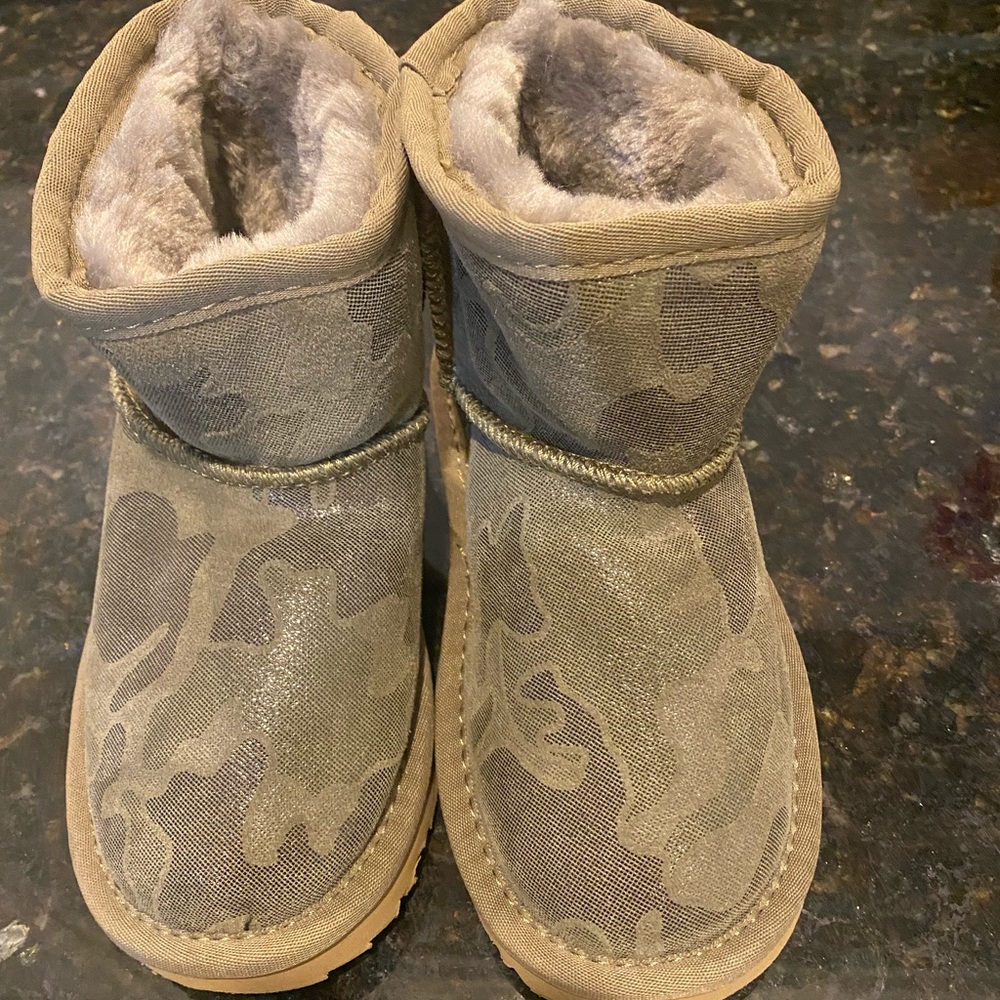 NWOT camo with shimmer to them. Could easily be boy or girls